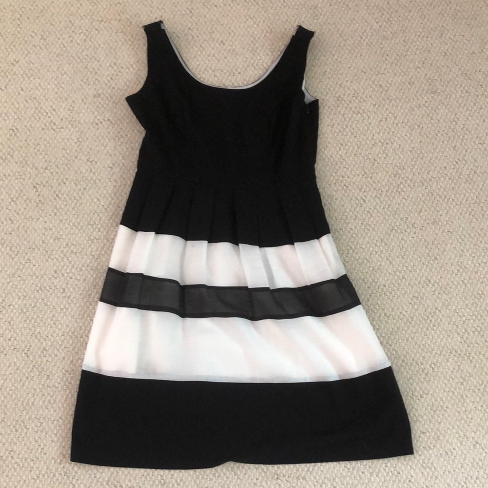 Black and White Scoop Neck Sleeveless Midi Dress